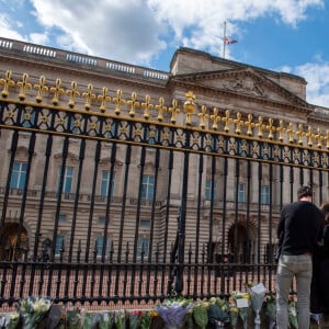 De nombreux hommages, des fleurs et des mots ont été déposés devant le palais de Buckingham à Londres, suite au décès du prince Philip, duc d'Edimbourg. Le 9 avril 2021