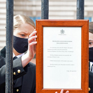 Le faire-part de décès du prince Philip, duc d'Edimbourg, est accroché sur la grille du palais de Buckingham à Londres le 9 avril 2021.