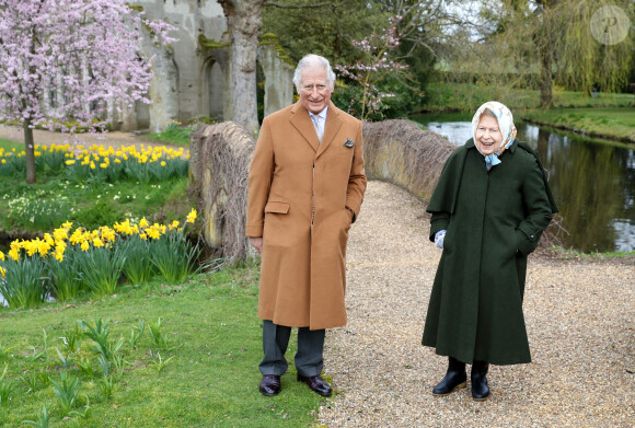 La reine Elisabeth II d'Angleterre et le prince Charles, prince de Galles, lors d'une promenade printanière dans les jardins de Frogmore House sur le domaine de Windsor, Royaume Uni, le 2 avril 2021.