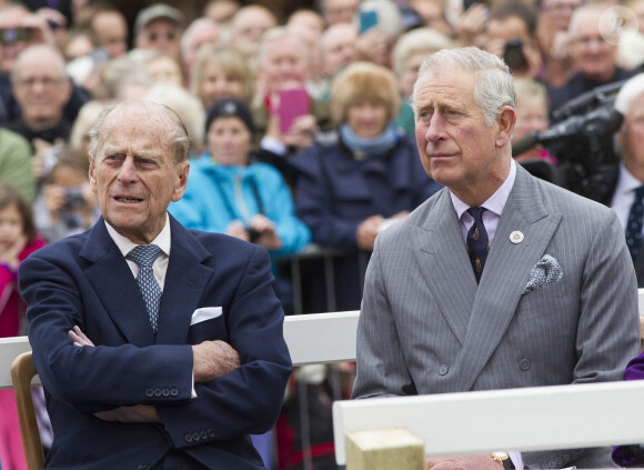 Le prince Philip, duc d'Edimbourg, et le prince Charles - La famille royale d'Angleterre lors de l'inauguration d'une statue en l'honneur de la reine mère à Poundbury. Le 27 octobre 2016