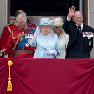 Le prince Charles, prince de Galles, la reine Elisabeth II d'Angleterre, Camilla Parker Bowles, duchesse de Cornouailles et le prince Philip, duc d'Edimbourg - La famille royale d'Angleterre assiste à la parade "Trooping the colour" à Londres.