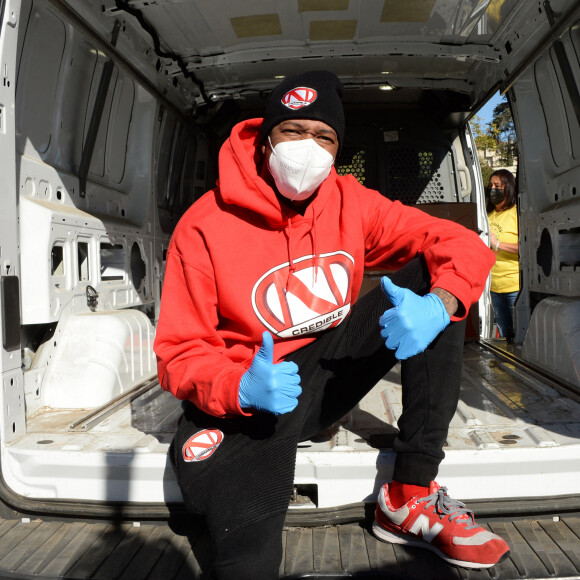 Nick Cannon participe à une distribution de 2000 repas gratuits avec la Hollywood Food Coalition à Los Angeles le 15 décembre 2020.