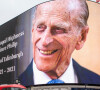 Un portrait du prince Philip, duc d'Edimbourg, diffusé sur un écran géant à Picadilly Circus à Londres, suite à l'annonce de son décès. Le 10 avril 2021