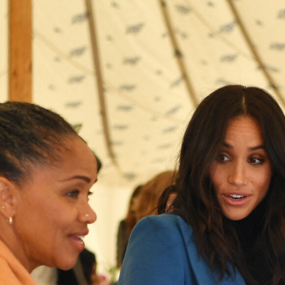 Meghan Markle reçoit les femmes qui apparaissent dans le livre de recettes ""Together, our community cookbook"" au palais Kensington à Londres le 20 septembre 2018. 
