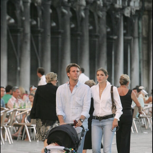 Le prince Emmanuel Philibert de Savoie, son épouse Clotilde Courau et leur fille aînée Vittoria à Venise en 2004.