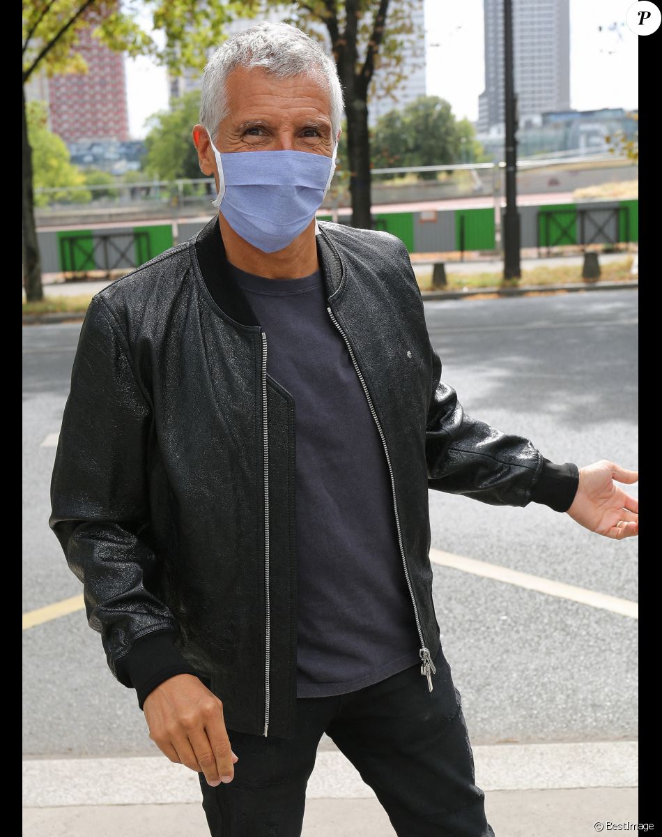 L'animateur producteur Nagui passe devant les studios de Radio France à Paris le 26 août 2020. © Panoramic / Bestimage