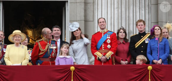 Le prince Philip, Kate Middleton et le reste de la famille royale au balcon du palais de Buckingham en juin 2012 pour la traditionnelle parade "Trooping The Colour", célébrant l'anniversaire de la reine Elizabeth II.