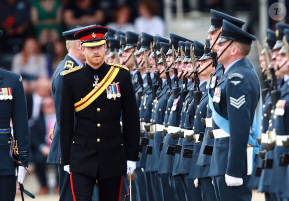 Le prince Harry passe en revue les troupes du Regiment's Colour lors de sa visite à la Royal Air Force pour le 75ème anniversaire. Le 20 juillet 2017 
