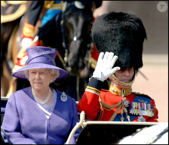 Elizabeth II et le prince Philip, en tenue militaire, lors de la parade Trooping of The Colour pour les 80 ans de la reine à Londres.