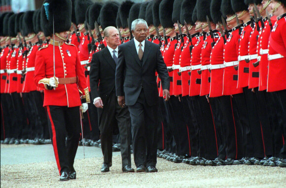 Nelson Mandela et le prince Philip, duc d'Edimbourg, inspectent les troupes a Londres en juillet 1996.