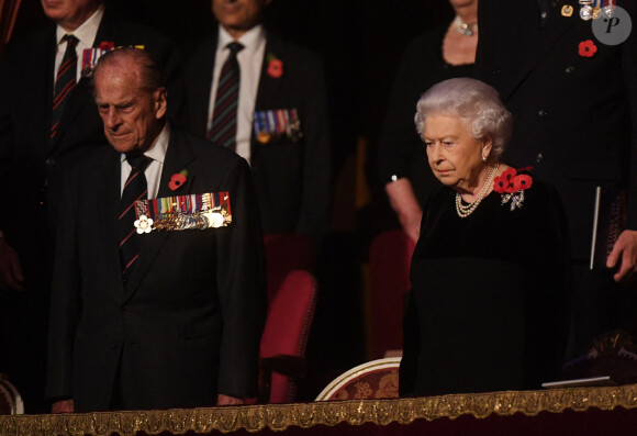 Le prince Philip, duc d'Édimbourg et la reine Elisabeth II - La famille Royale d'Angleterre assiste au "Festival of Remembrance 2017" pour la commémoration du 11 novembre au théâtre Albert hall de Londres le 11 novembre 2017. 