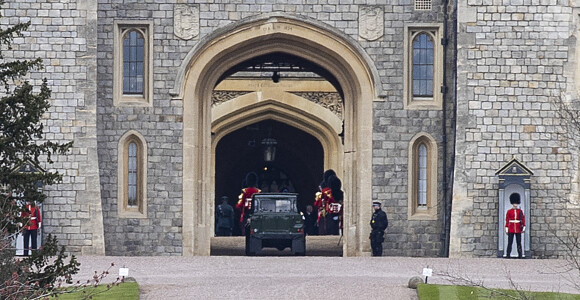 Le Land Rover modèle Defender 130 Gun Bus de couleur vert bronze spécialement aménagé pour transporter le cercueil du défunt le prince Philip, duc d'Edimbourg, lors des répétition pour les funérailles du prince Philip, duc d'Edimbourg, au château de Windsor, Royaume Uni, le 15 avril 2021.