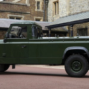 Le Land Rover modèle Defender 130 Gun Bus de couleur vert bronze spécialement aménagé pour transporter le cercueil du défunt le prince Philip, duc d'Edimbourg, lors de ses funérailles à la chapelle Saint-Georges de Windsor. Le véhicule modifié a été fabriqué à l'usine Land Rover de Solihull en 2003 et le prince Philip a supervisé les modifications tout au long des années intermédiaires, le prince a demandé une peinture en vert militaire. Au château de Windsor, Royaume Uni, le 15 avril 2021.