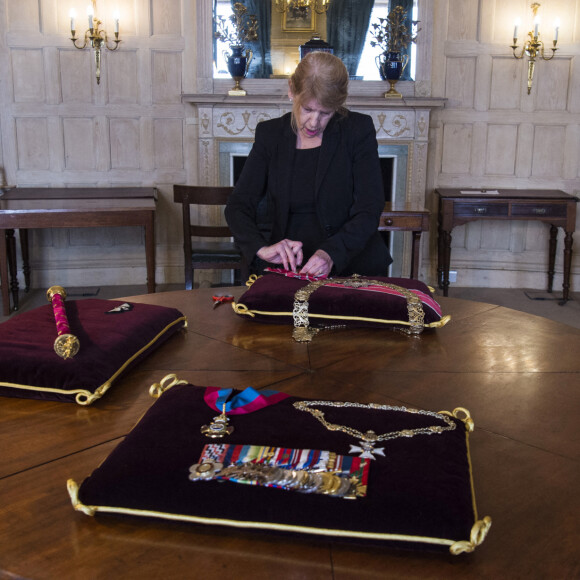 Les médailles et les décorations conférées au prince Philip, duc d'Edimbourg, par le Royaume-Uni et d'autres pays à travers le monde, ainsi que son bâton de maréchal et les ailes de la Royal Air Force, et des insignes du Danemark et de la Grèce, seront placés sur l'autel pour ses funérailles à St George's Chapel, à Windsor, Royaume Uni, le 13 avril 2021.