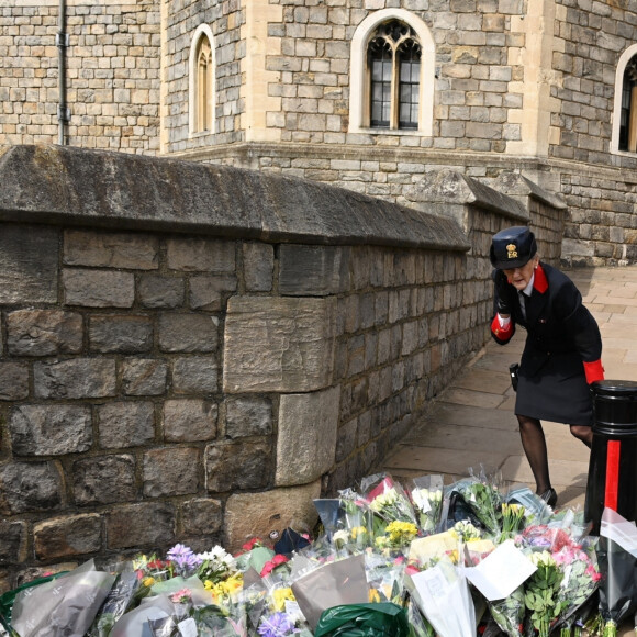 Les Britanniques viennent rendre hommage à la mémoire du Prince Philip devant le château de Windsor, après l'annonce de son décès à l'âge de 99 ans. Le 9 avril 2021.