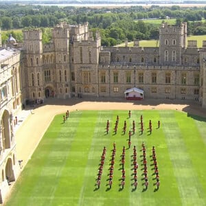 La reine Elisabeth II d'Angleterre assiste à une cérémonie militaire célébrant son anniversaire au château de Windsor dans le Bershire, le 13 juin 2020.