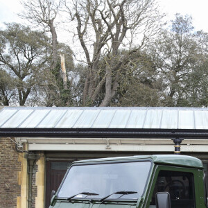 Le Land Rover modèle Defender 130 Gun Bus de couleur vert bronze spécialement aménagé pour transporter le cercueil du défunt le prince Philip, duc d'Edimbourg, lors de ses funérailles à la chapelle Saint-Georges de Windsor. Le véhicule modifié a été fabriqué à l'usine Land Rover de Solihull en 2003 et le prince Philip a supervisé les modifications tout au long des années intermédiaires, le prince a demandé une peinture en vert militaire. Au château de Windsor, Royaume Uni, le 15 avril 2021.