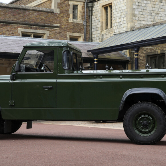 Le Land Rover modèle Defender 130 Gun Bus de couleur vert bronze spécialement aménagé pour transporter le cercueil du défunt le prince Philip, duc d'Edimbourg, lors de ses funérailles à la chapelle Saint-Georges de Windsor. Le véhicule modifié a été fabriqué à l'usine Land Rover de Solihull en 2003 et le prince Philip a supervisé les modifications tout au long des années intermédiaires, le prince a demandé une peinture en vert militaire. Au château de Windsor, Royaume Uni, le 15 avril 2021.