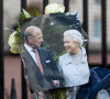 De nombreux hommages, des fleurs et des mots ont été déposés devant le palais de Buckingham à Londres, suite au décès du prince Philip, duc d'Edimbourg.
