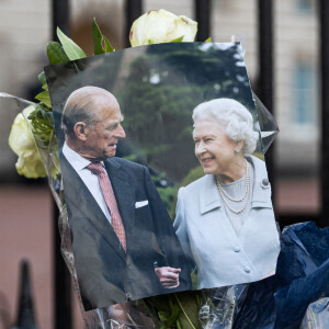 De nombreux hommages, des fleurs et des mots ont été déposés devant le palais de Buckingham à Londres, suite au décès du prince Philip, duc d'Edimbourg.