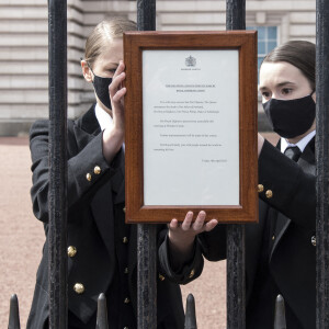 Le faire-part de décès du prince Philip, duc d'Edimbourg, est accroché sur la grille du palais de Buckingham à Londres le 9 avril 2021.