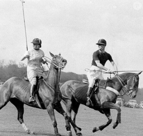Le prince Philip, duc d'Edimbourg et Judy Forwood lors d'un match de polo en avril 1958.
