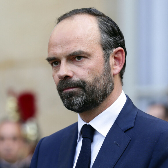 Le premier ministre sortant, B. Cazeneuve et le premier ministre entrant, Edouard Philippe lors de la passation de pouvoir à Matignon, Paris, le 15 mai 2017. © Stéphane Lemouton / Bestimage 