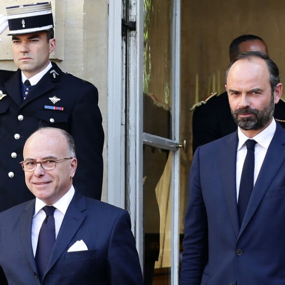 Le premier ministre sortant, Bernard Cazeneuve et le premier ministre entrant, Edouard Philippe lors de la passation de pouvoir à Matignon, Paris, le 15 mai 2017. © Stéphane Lemouton / Bestimage 