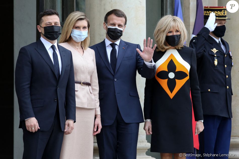 Le président de la république française, Emmanuel Macron et sa femme la Première Dame, Brigitte Macron reçoivent le président ukrainien, Volodymyr Zelensky et sa femme la Première Dame, Olena Volodymyrivna Zelenska pour un déjeuner de travail au palais de l'Elysée à Paris, France, le 16 avril 2021. © Stéphane Lemouton/Bestimage