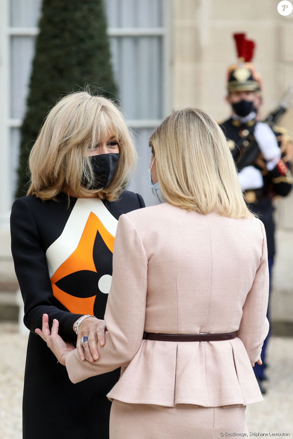 Le président de la république française, Emmanuel Macron et sa femme la Première Dame, Brigitte Macron reçoivent le président ukrainien, Volodymyr Zelensky et sa femme la Première Dame, Olena Volodymyrivna Zelenska pour un déjeuner de travail au palais de l'Elysée à Paris, France, le 16 avril 2021. © Stéphane Lemouton/Bestimage