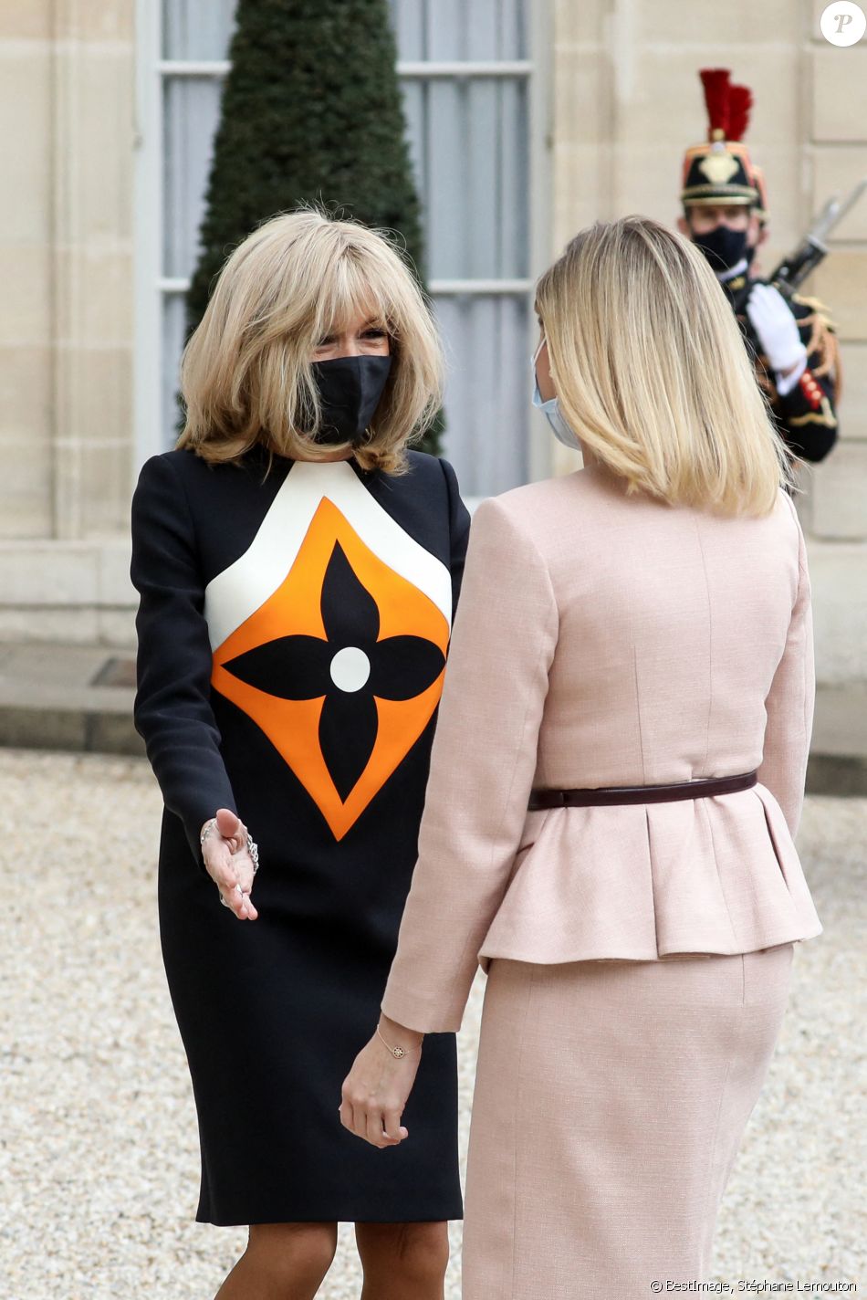 Le président de la république française, Emmanuel Macron et sa femme la Première Dame, Brigitte Macron reçoivent le président ukrainien, Volodymyr Zelensky et sa femme la Première Dame, Olena Volodymyrivna Zelenska pour un déjeuner de travail au palais de l'Elysée à Paris, France, le 16 avril 2021. © Stéphane Lemouton/Bestimage