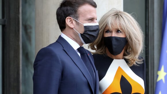 Brigitte Macron surprend avec une robe graphique au bras d'Emmanuel pour un déjeuner à l'Elysée