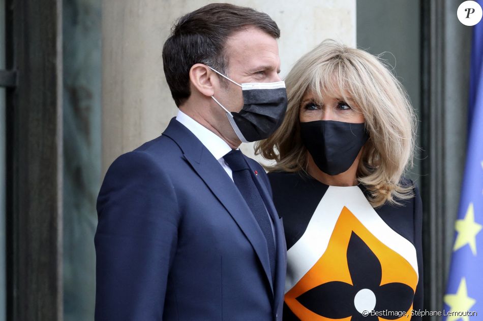 Le président de la république française, Emmanuel Macron et sa femme la Première Dame, Brigitte Macron reçoivent le président ukrainien, Volodymyr Zelensky et sa femme la Première Dame, Olena Volodymyrivna Zelenska pour un déjeuner de travail au palais de l'Elysée à Paris, France. © Stéphane Lemouton/Bestimage