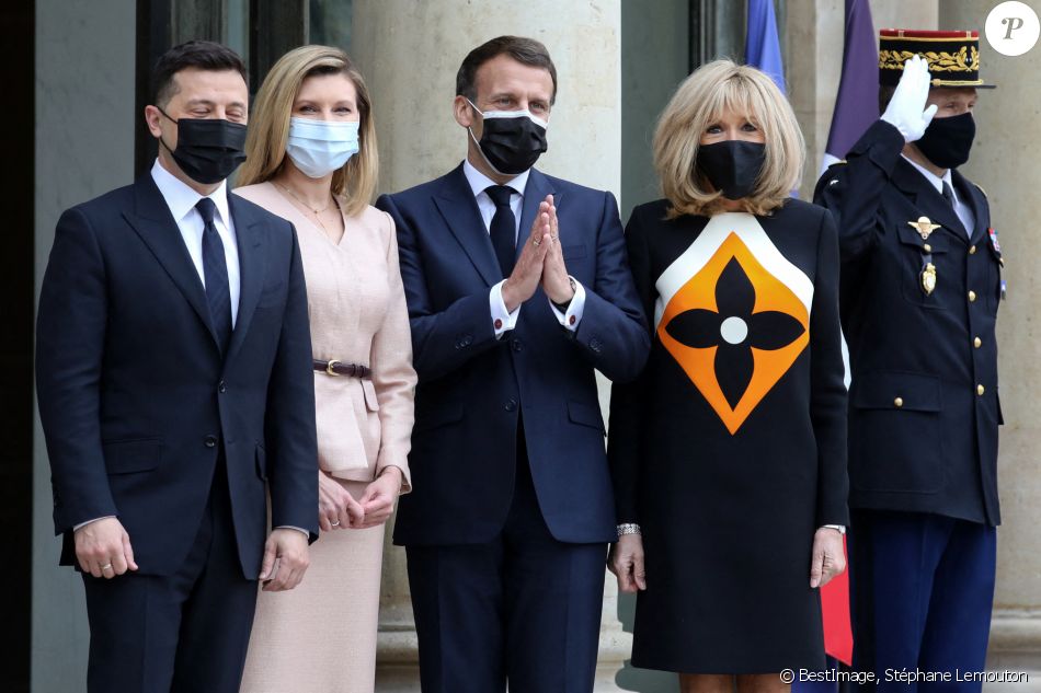 Le président de la république française, Emmanuel Macron et sa femme la Première Dame, Brigitte Macron reçoivent le président ukrainien, Volodymyr Zelensky et sa femme la Première Dame, Olena Volodymyrivna Zelenska pour un déjeuner de travail au palais de l'Elysée à Paris, France, le 16 avril 2021. © Stéphane Lemouton/Bestimage