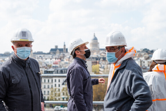 Emmanuel Macron, president de la Republique lors de la visite du chantier de Notre-Dame de Paris, France, le 15 avril 2021. © Romain Gaimmard/Pool/Bestimage 