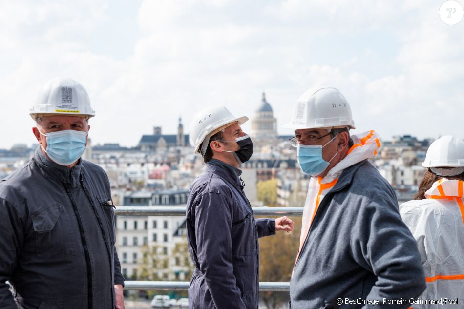Emmanuel Macron, president de la Republique lors de la visite du chantier de Notre-Dame de Paris, France, le 15 avril 2021. © Romain Gaimmard/Pool/Bestimage