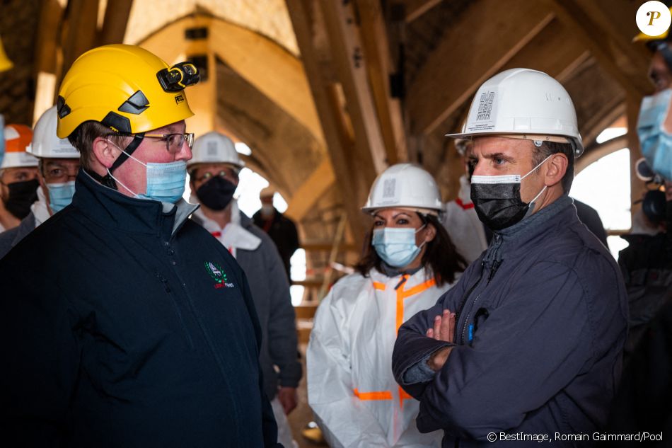 Emmanuel Macron, president de la Republique lors de la visite du chantier de Notre-Dame de Paris, France, le 15 avril 2021. © Romain Gaimmard/Pool/Bestimage