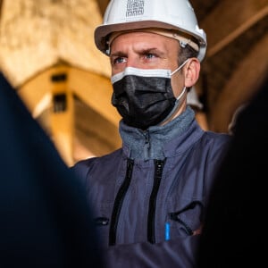 Emmanuel Macron, president de la Republique lors de la visite du chantier de Notre-Dame de Paris, France, le 15 avril 2021. © Romain Gaimmard/Pool/Bestimage 