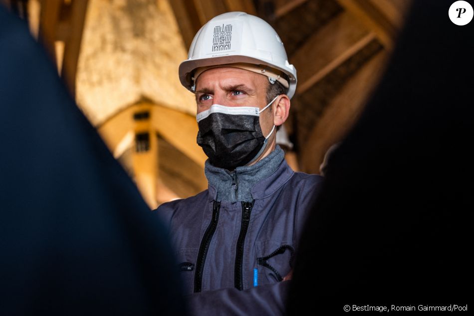Emmanuel Macron, president de la Republique lors de la visite du chantier de Notre-Dame de Paris, France, le 15 avril 2021. © Romain Gaimmard/Pool/Bestimage