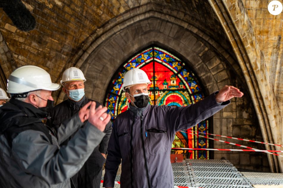 Emmanuel Macron, president de la Republique lors de la visite du chantier de Notre-Dame de Paris, France, le 15 avril 2021. © Romain Gaimmard/Pool/Bestimage