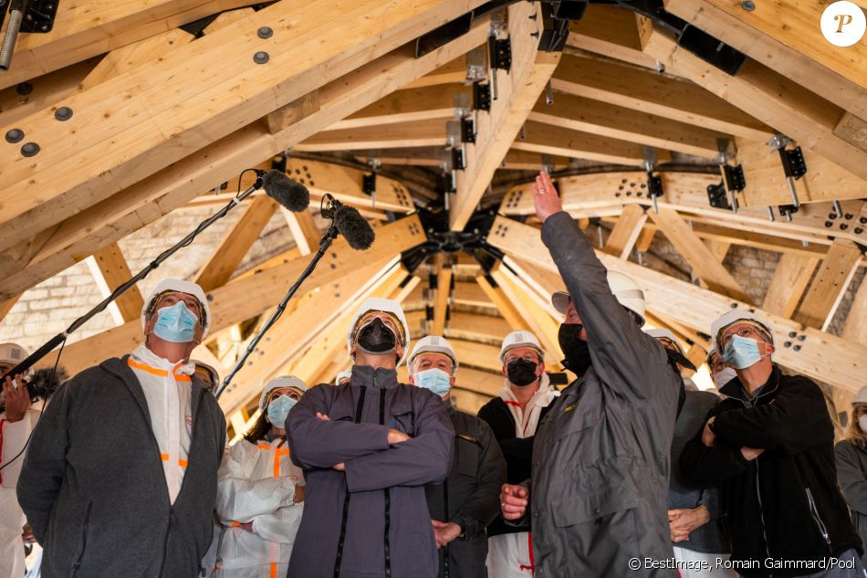 Emmanuel Macron, president de la Republique lors de la visite du chantier de Notre-Dame de Paris, France, le 15 avril 2021. © Romain Gaimmard/Pool/Bestimage