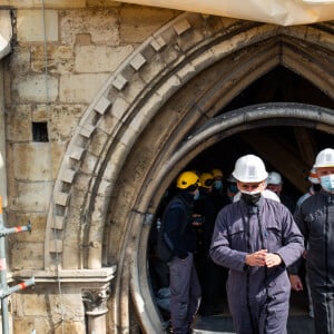 Emmanuel Macron, president de la Republique lors de la visite du chantier de Notre-Dame de Paris, France, le 15 avril 2021. © Romain Gaimmard/Pool/Bestimage 