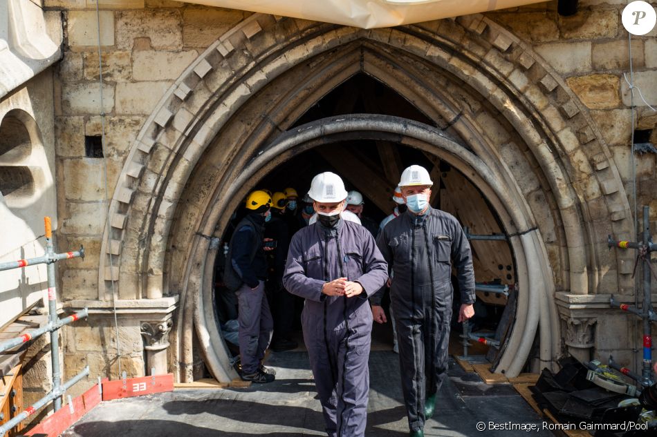 Emmanuel Macron, president de la Republique lors de la visite du chantier de Notre-Dame de Paris, France, le 15 avril 2021. © Romain Gaimmard/Pool/Bestimage