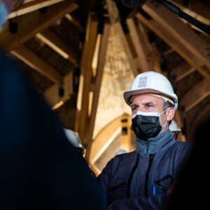 Emmanuel Macron, president de la Republique lors de la visite du chantier de Notre-Dame de Paris, France, le 15 avril 2021. © Romain Gaimmard/Pool/Bestimage 