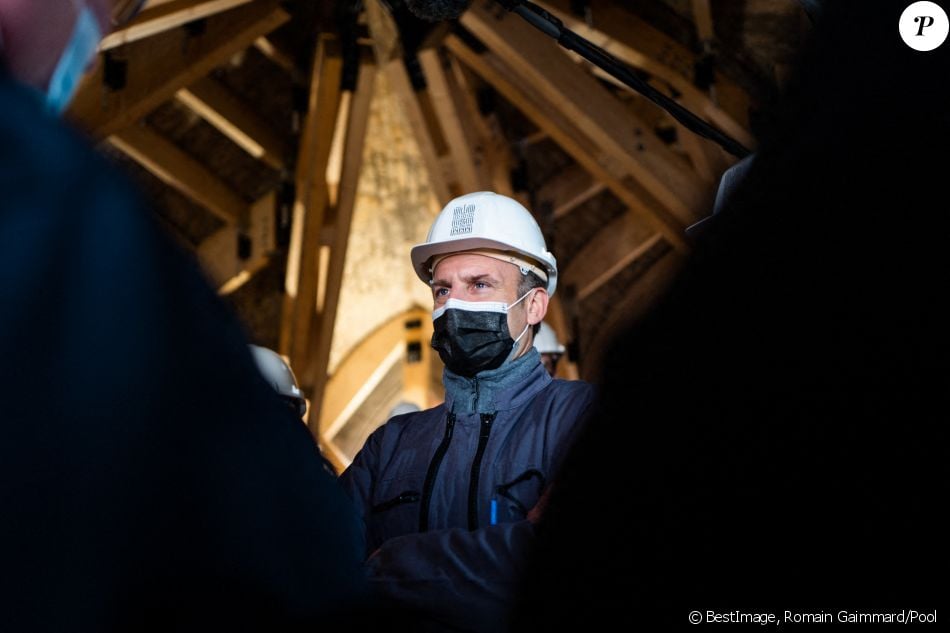 Emmanuel Macron, president de la Republique lors de la visite du chantier de Notre-Dame de Paris, France, le 15 avril 2021. © Romain Gaimmard/Pool/Bestimage