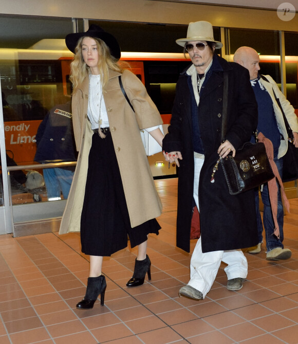 Johnny Depp et sa fiancée Amber Heard arrivent à l'aéroport de Tokyo. Le 26 janvier 2015