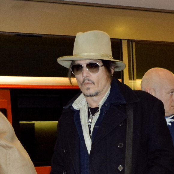 Johnny Depp et sa fiancée Amber Heard arrivent à l'aéroport de Tokyo. Le 26 janvier 2015