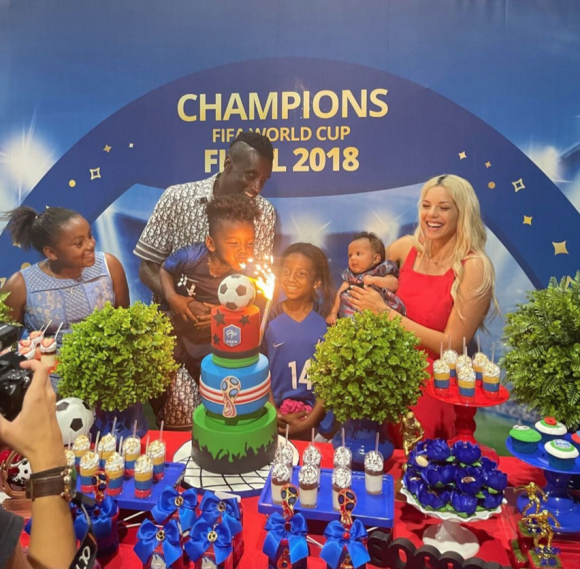 Blaise Matuidi et son épouse Isabelle (ici photographiés avec leurs 4 enfants) ont organisé une fête d'anniversaire sur le thème Coupe du monde de football pour leur fils Eden. Le 16 avril 2021.