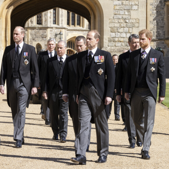 Le prince Andrew, duc d'York, le prince Edward, comte de Wessex, le prince William, duc de Cambridge, Peter Phillips, le prince Harry, duc de Sussex, David Armstrong-Jones, comte de Snowdon, Sir Timothy Laurence - Arrivées aux funérailles du prince Philip, duc d'Edimbourg à la chapelle Saint-Georges du château de Windsor, le 17 avril 2021. 