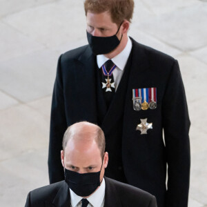 Le prince William, duc de Cambridge et le prince Harry, duc de Sussex, - Funérailles du prince Philip, duc d'Edimbourg à la chapelle Saint-Georges du château de Windsor.